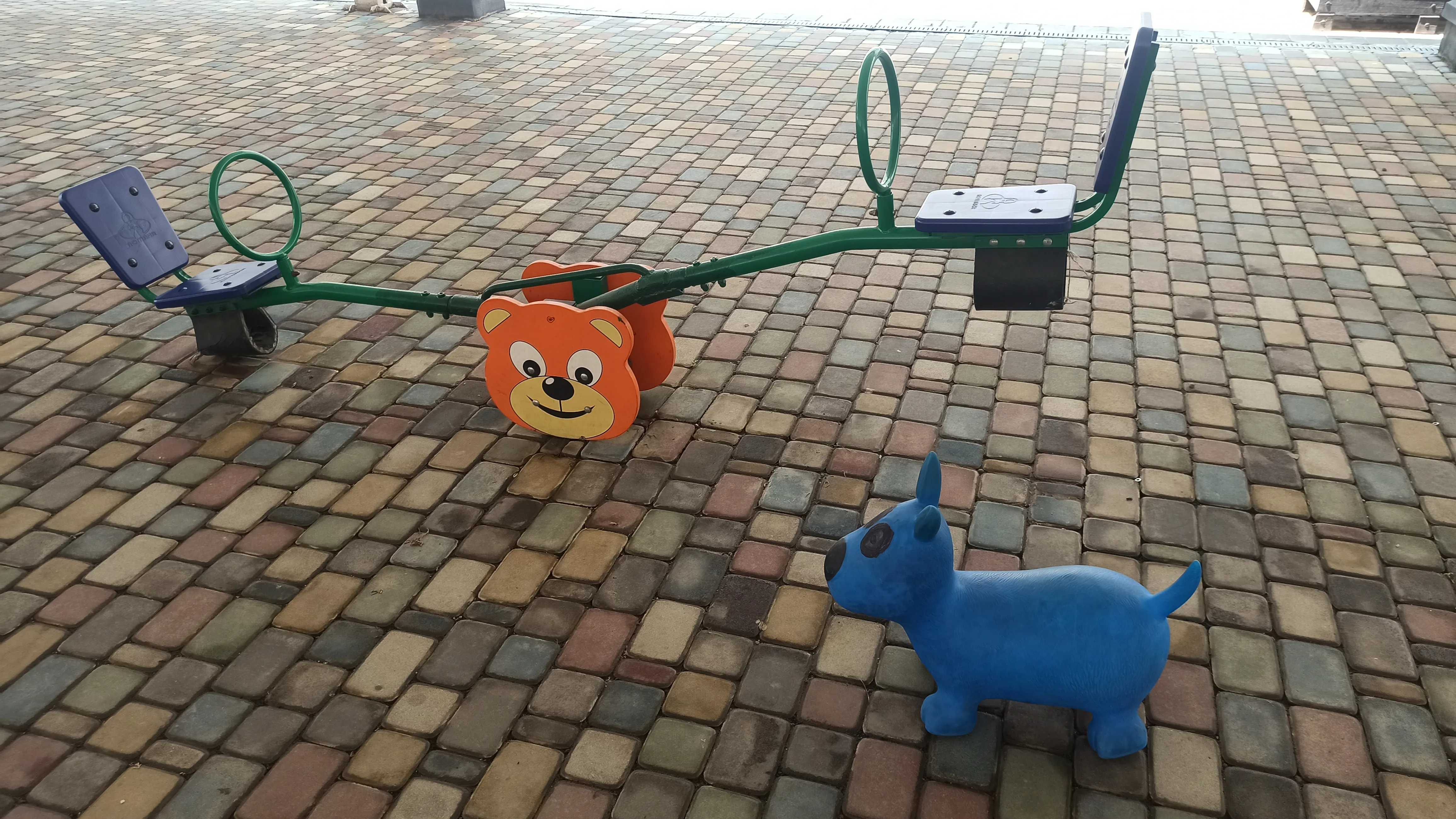 Дети веселятся под присмотром родителей