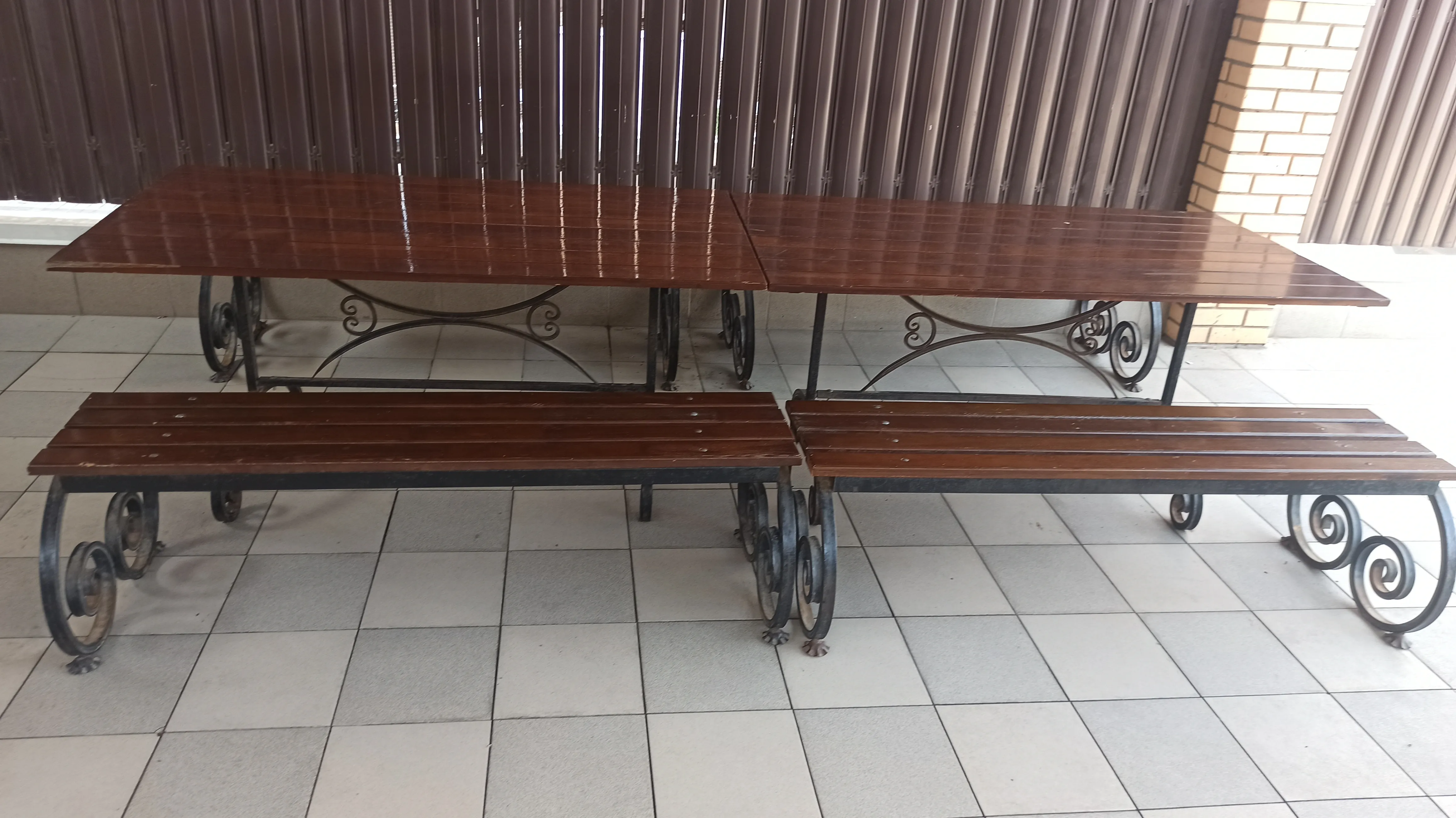 Стол с посудой и продуктами для пикника