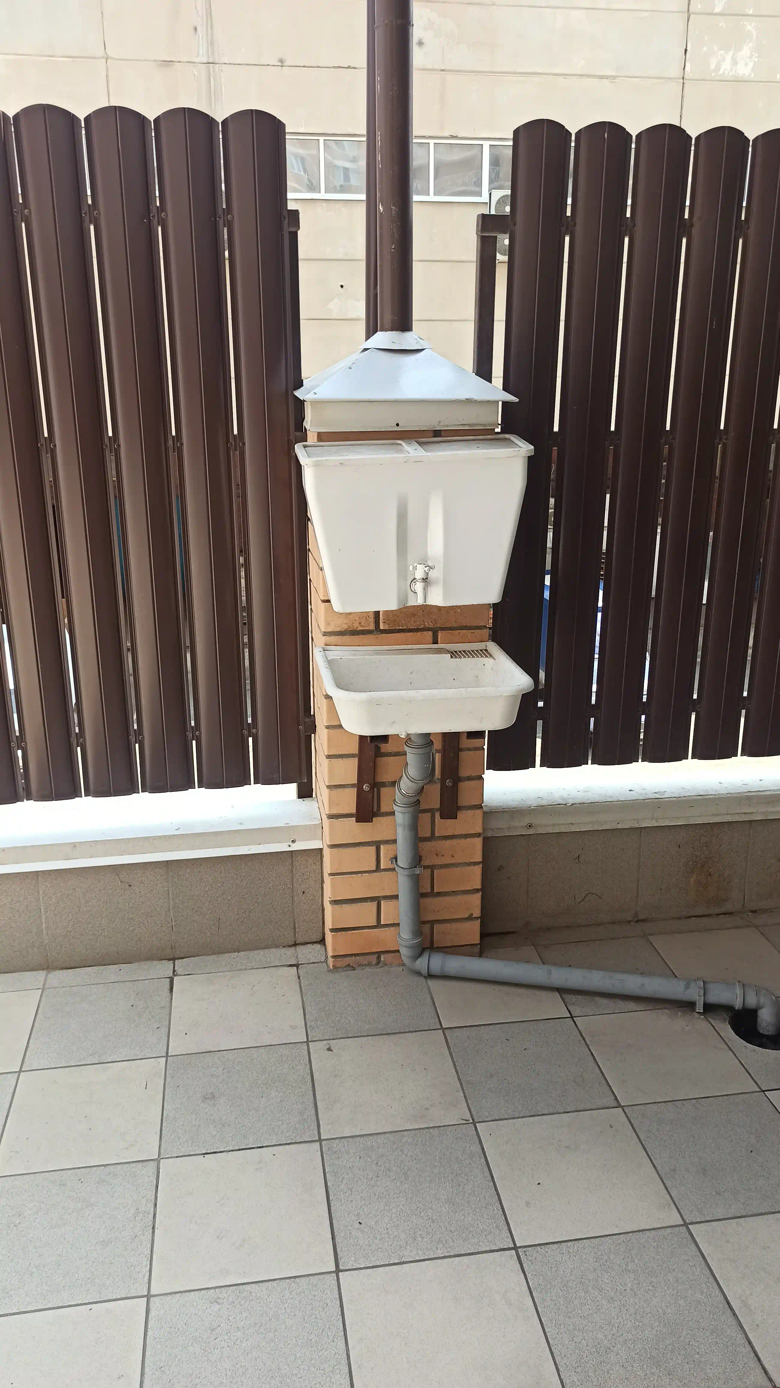 Огороженная территория вокруг беседки